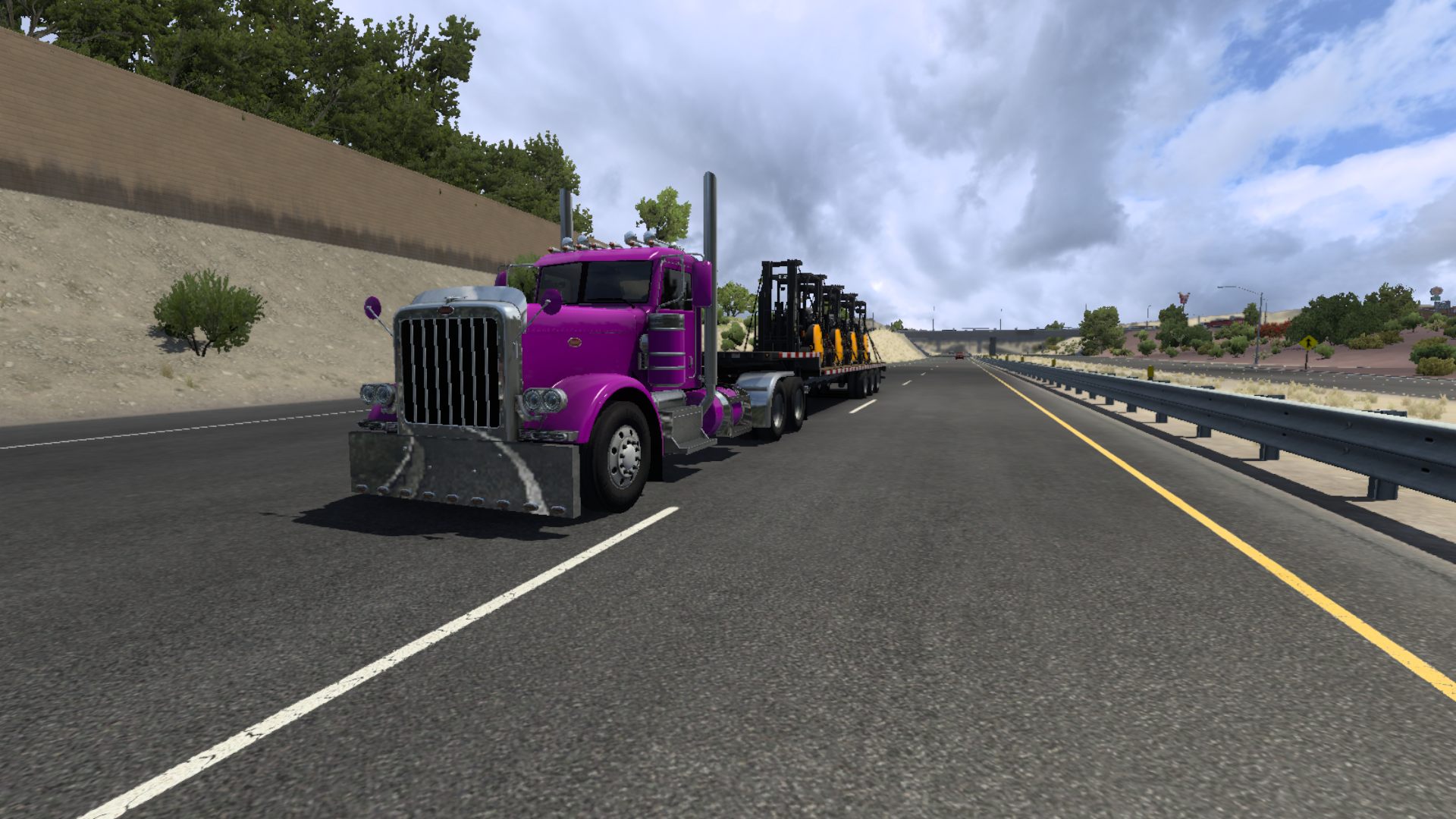 Un Peterbilt con una carga de montacargas por una autopista de Nuevo México